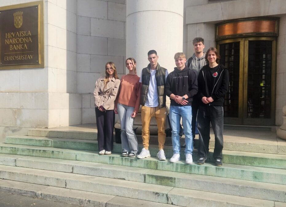 Debatni klub III. gimnazije na 10. Velikoj učeničkoj debati u Hrvatskoj narodnoj banci na temu umjetne inteligencije u osobnim financijama