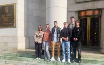 Debatni klub III. gimnazije na 10. Velikoj učeničkoj debati u Hrvatskoj narodnoj banci na temu umjetne inteligencije u osobnim financijama